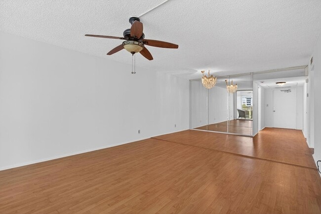 Building Photo - 2651 S Palm Aire Dr