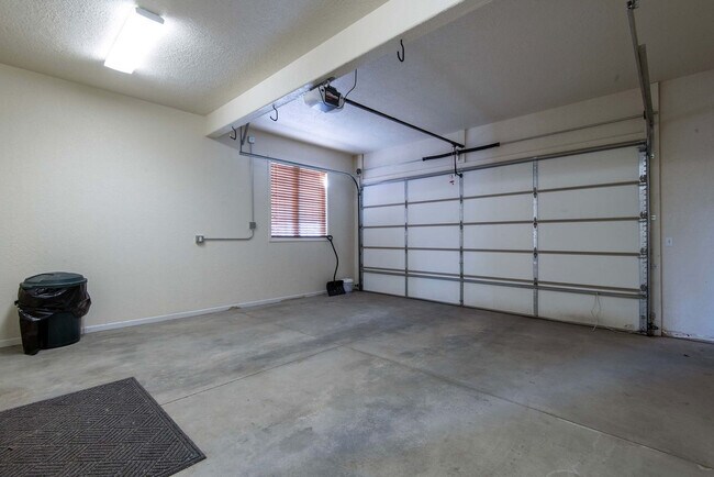 Building Photo - 129 Cobble Creek Ln