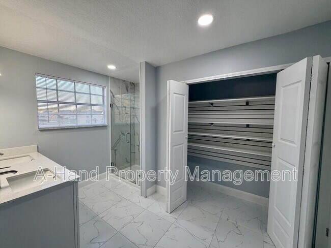 Building Photo - 205 Coconut Palm Way