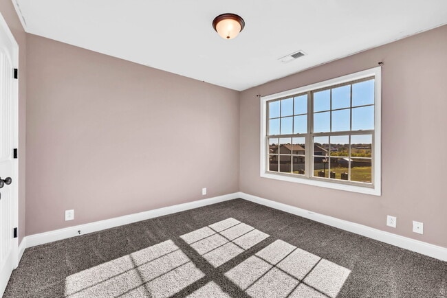 Building Photo - Close to Post and Move in Ready!