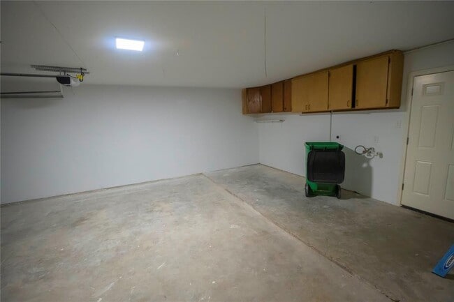 Building Photo - 3318 Kentwood Dr