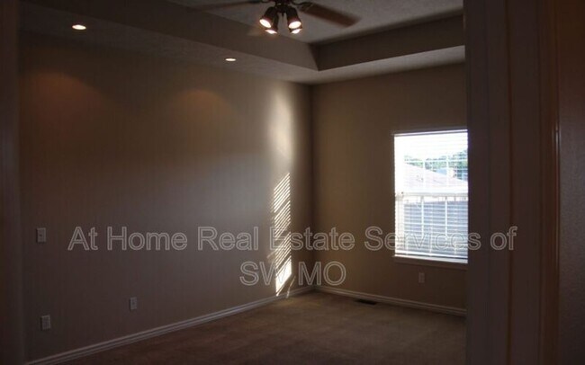 Building Photo - 305 Excalibur Ct