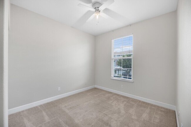 Building Photo - Townhouse - Beautiful 4bdrm, 3 bath - Rocklin