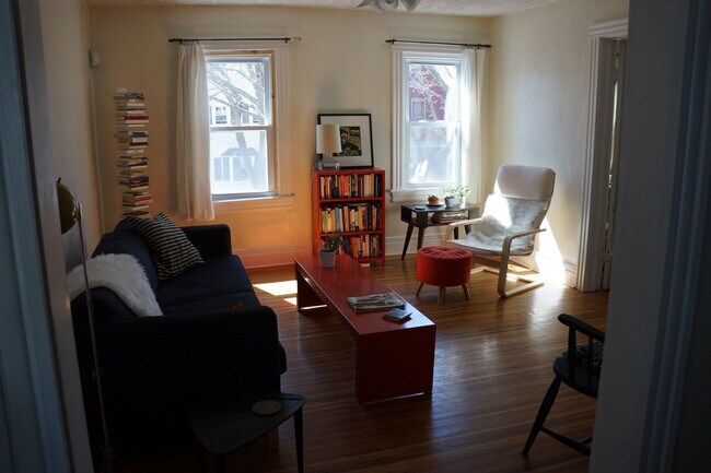 Building Photo - 2 Bedroom 2nd Floor Apartment South Wedge ...