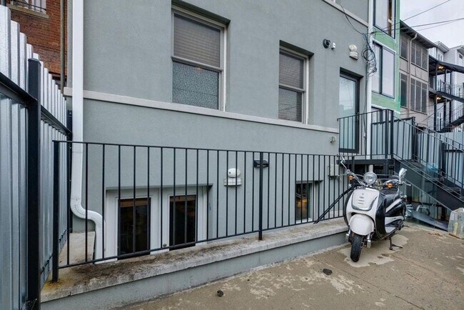 Building Photo - Amazing 2 Bedroom, 2 Full Bathroom 14th St Apartment with Secure Parking!