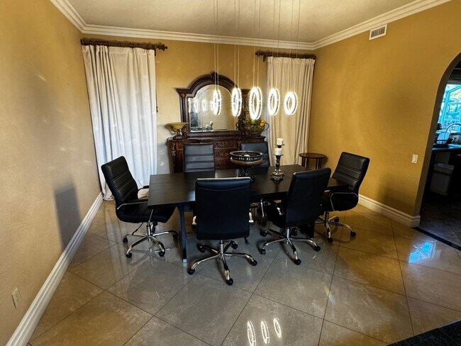 Building Photo - Custom Estate