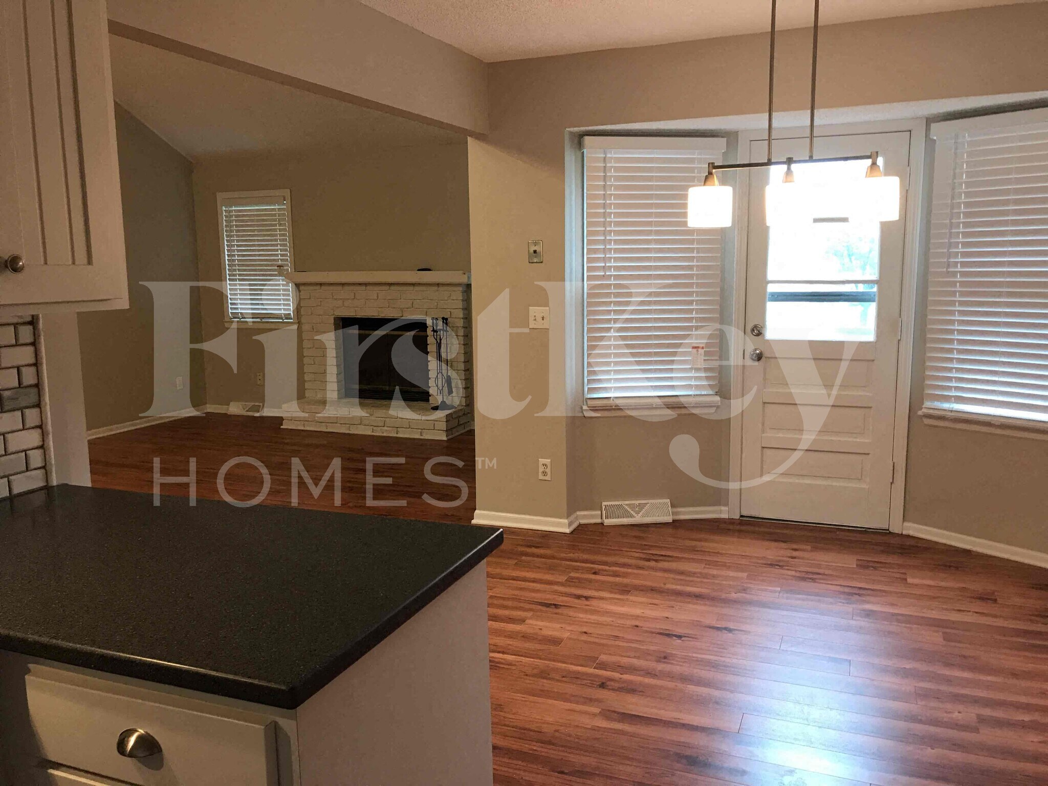 Building Photo - 804 NE Karapat Dr