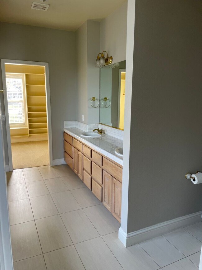Building Photo - Luxury Living in The Knolls