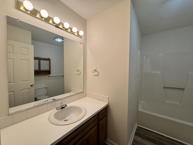 Building Photo - ****** HALF OFF FIRST FULL MONTH OF RENT!! ******