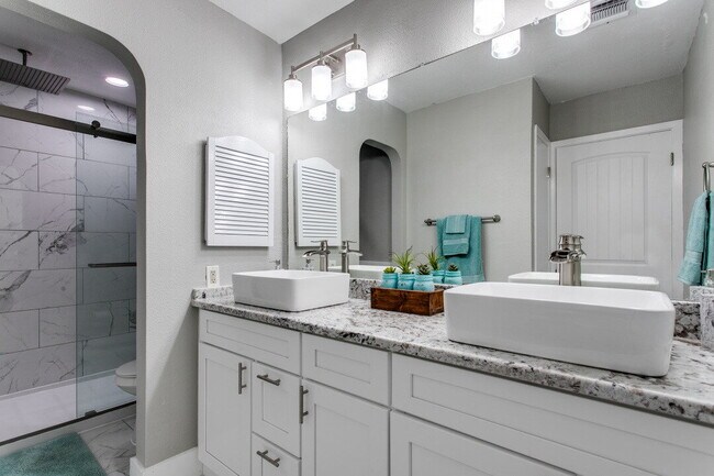 Building Photo - "Charming 3-Bedroom Haven with Cozy Fireplace in San Antonio – 1570 Sq Ft of Comfort!"