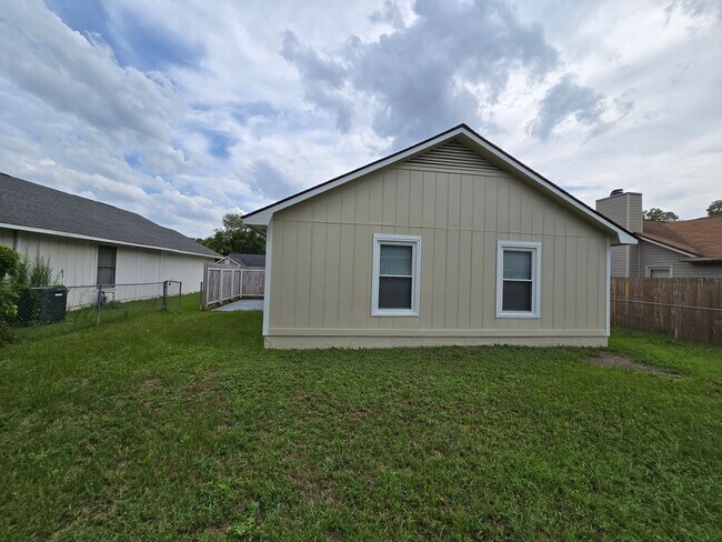 Building Photo - 6850 Shawcross Ln
