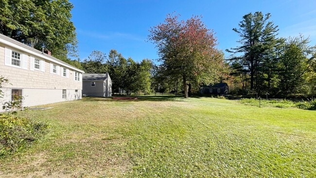 Building Photo - 3 BR House on a Lake 1.5 Baths