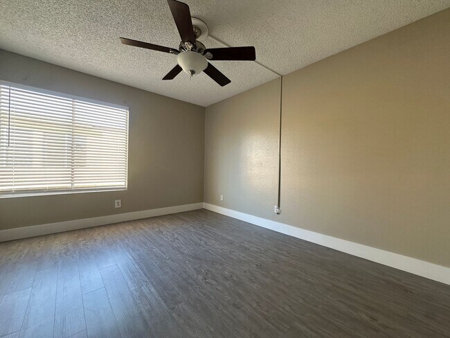 Building Photo - 2 Bedroom Upstairs Condo with Bonus Room Near UNLV!