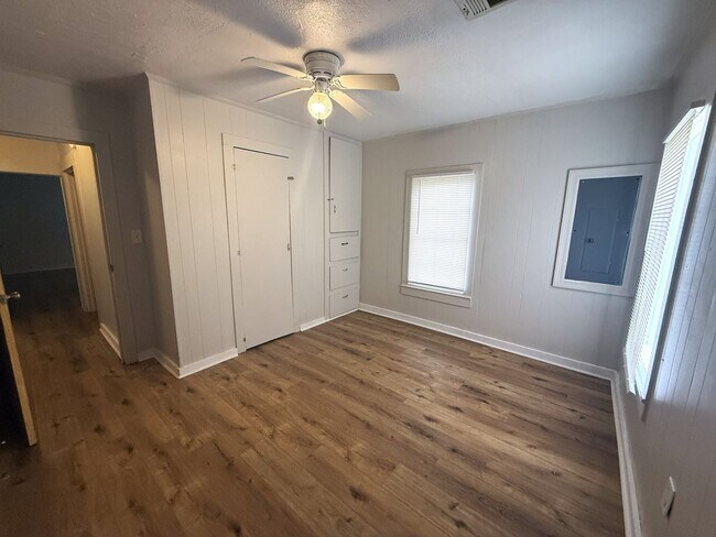 Building Photo - Cozy 2-Bed, 1-Bath Home with a large backyard!!