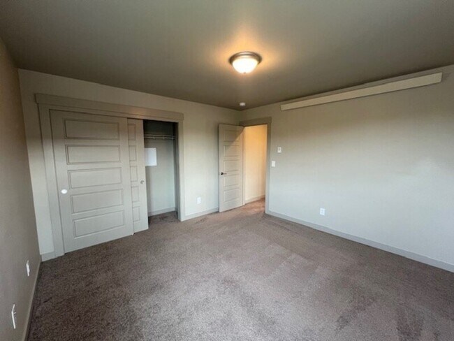 Building Photo - 2200 Greenview Cir