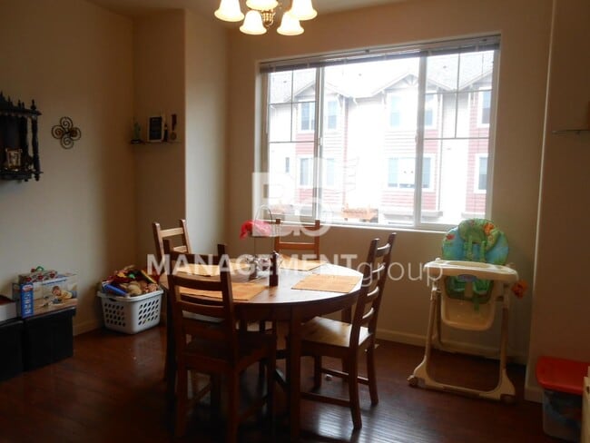 Building Photo - Beautiful Townhome Located In NW Portland's Timberland Community