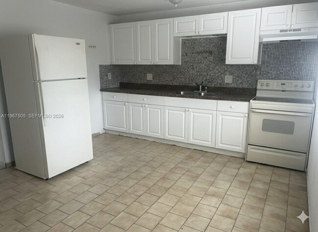 Building Photo - 992 E 18th St