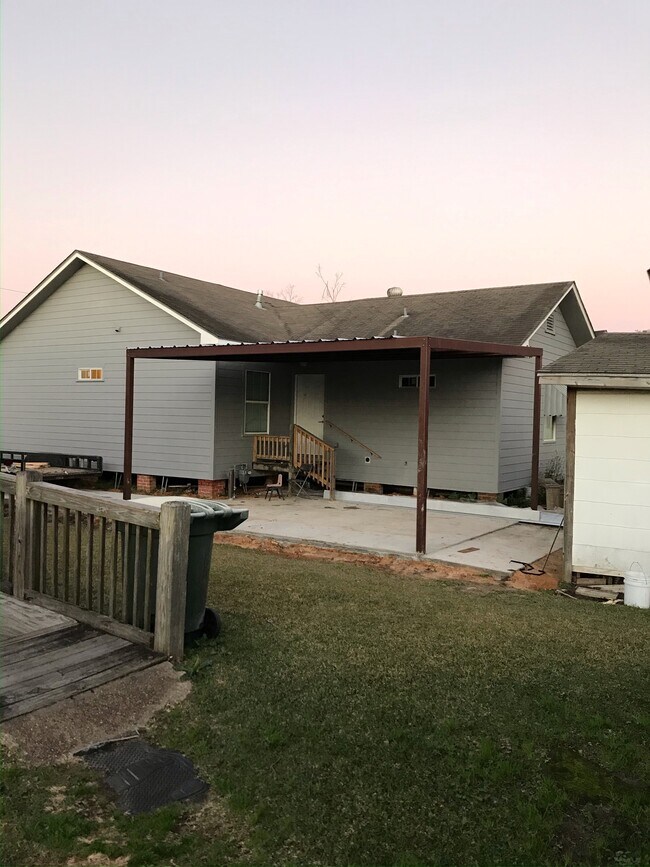 Side Entry - 1687 Cartwright St