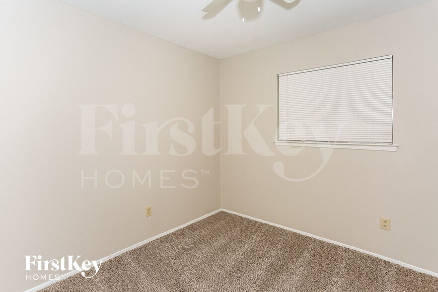 Building Photo - 302 Wildbriar Dr