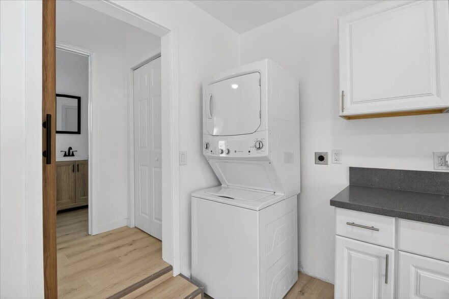 Building Photo - 2101 E 63rd St