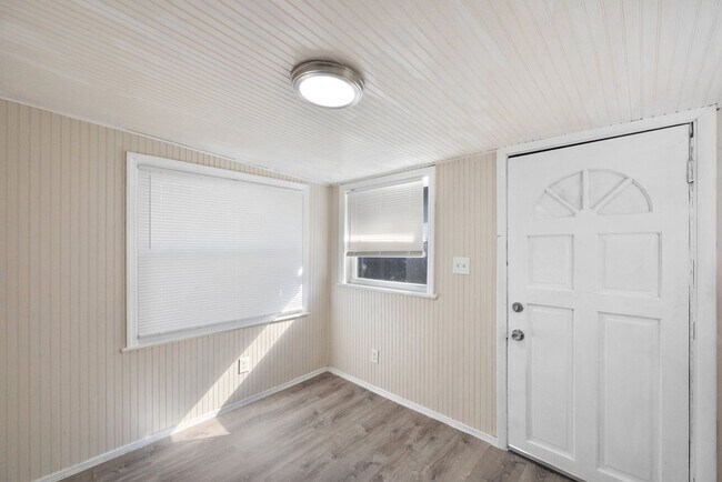 Building Photo - Cute St Pete Bungalow 3/1