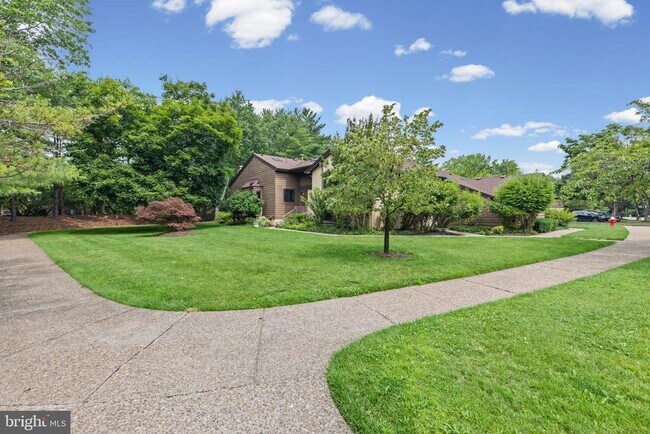 Building Photo - 130 Sayre Dr