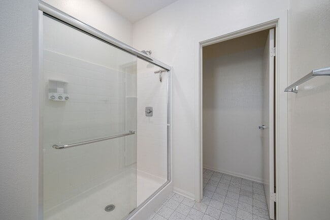Building Photo - Perfectly located 4-bedroom townhouse in c...