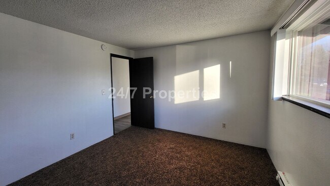 Building Photo - 2025-75MF