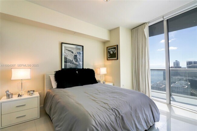 Building Photo - 495 Brickell Ave