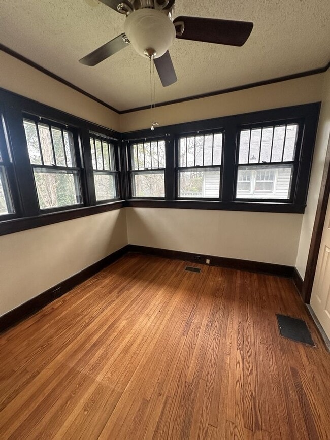 Building Photo - Available Now! 3 Bed 2 Bathroom with a Fenced Yard!