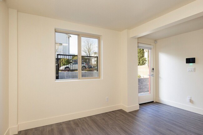 Building Photo - Newly Remodeled 3BR w/ In-Unit W/D, Private Entry & Designer Finishes – Pet Friendly!