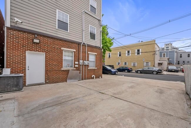 Building Photo - 282 St Pauls Ave