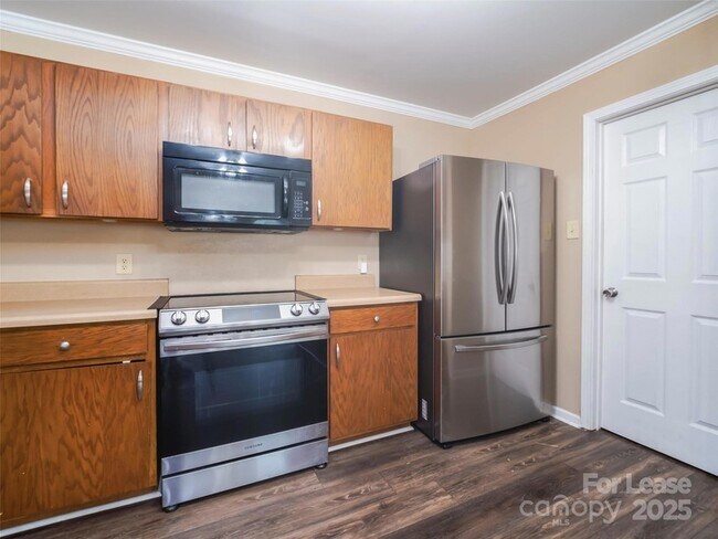 Building Photo - 910 Torsion Lane