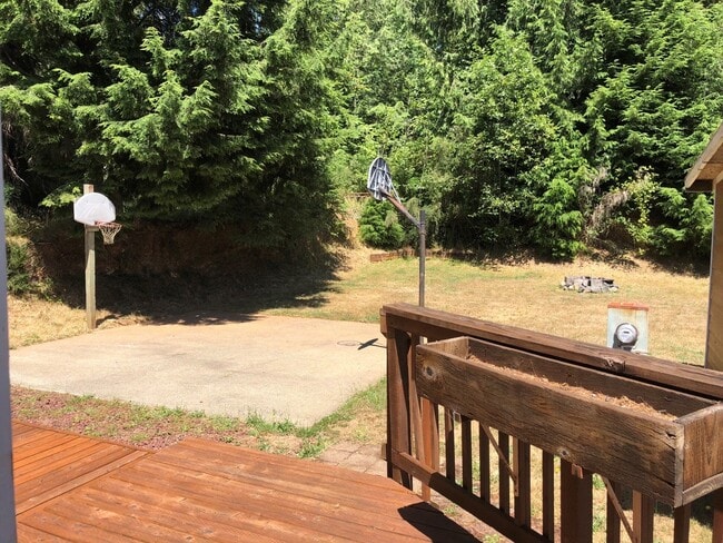 Building Photo - Spacious 3 bedroom home