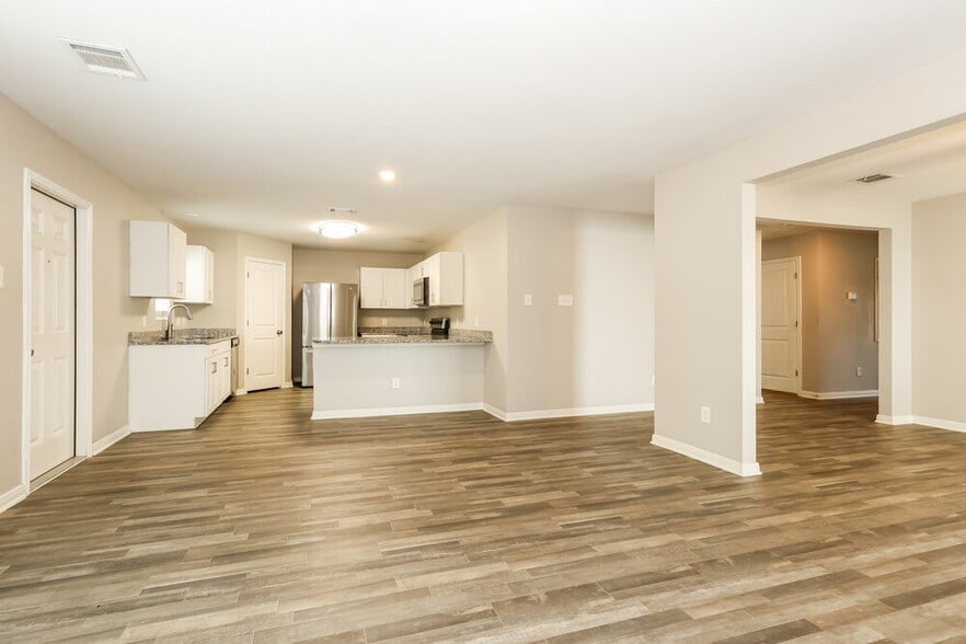 Building Photo - 15653 Del Norte Dr