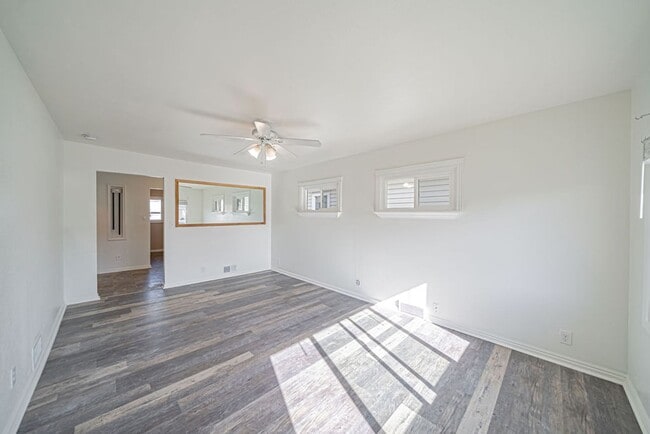 Building Photo - 3 bed 1 bath home recently renovated.