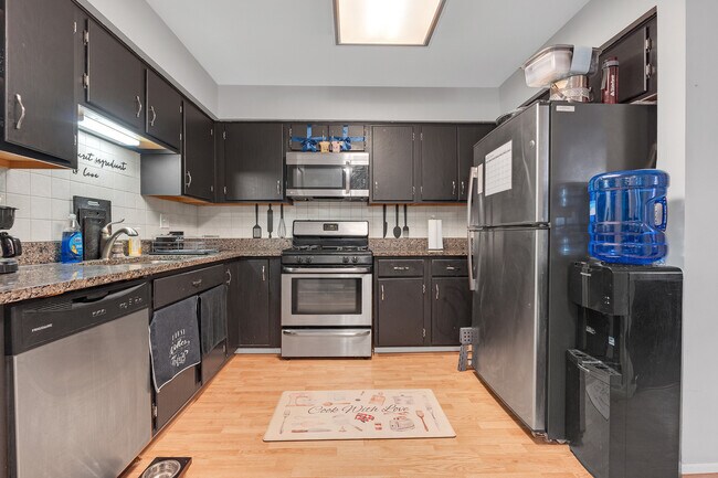 Building Photo - 691 W Streamwood Blvd