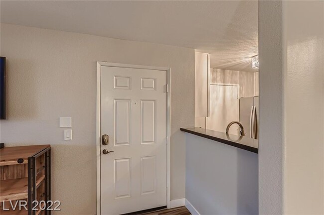 Building Photo - 950 Seven Hills Dr