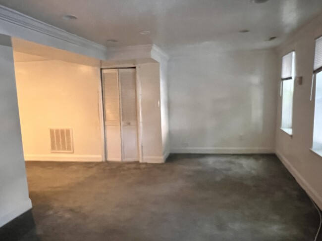Building Photo - 1038 S Charles St