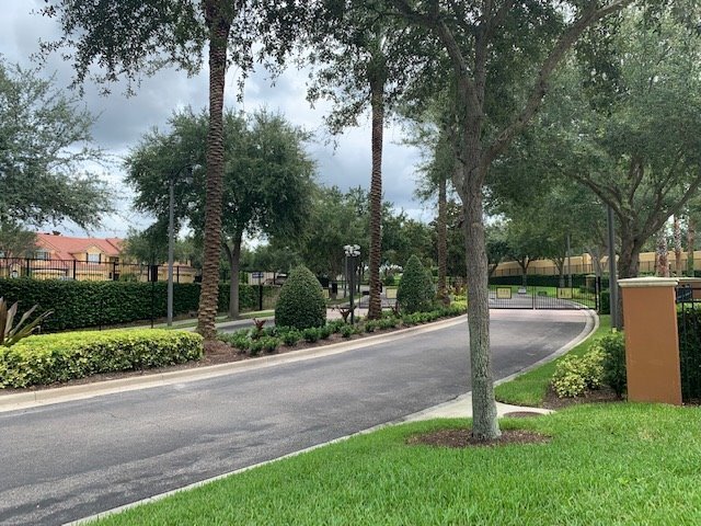 Building Photo - Luxury Top Floor Condo