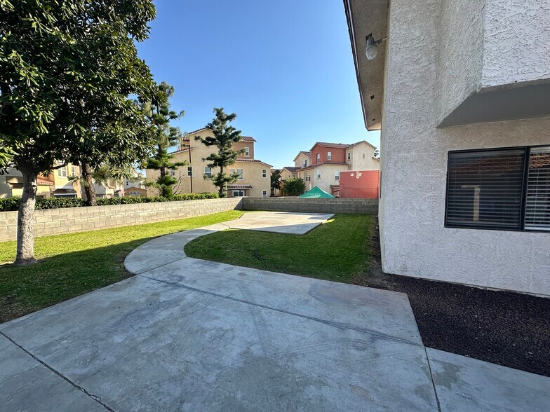 Building Photo - 255 Bloomington Ave
