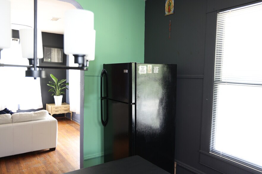 Building Photo - 405 W Drew St