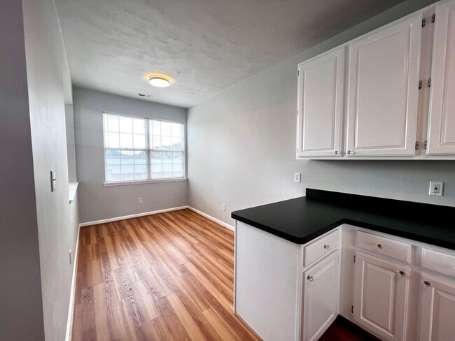 Building Photo - Charming Lakefront Townhome