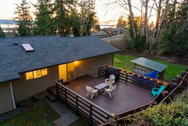 Building Photo - 3 bedroom, 2 bath with double car attached garage, newly remodeled.