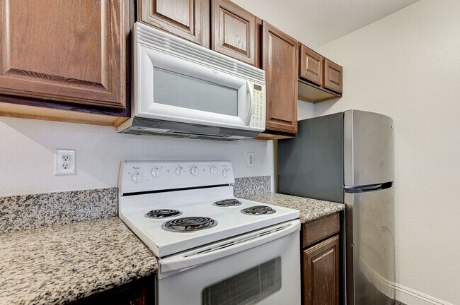 Building Photo - Charming 2 Bed 2 Bath!