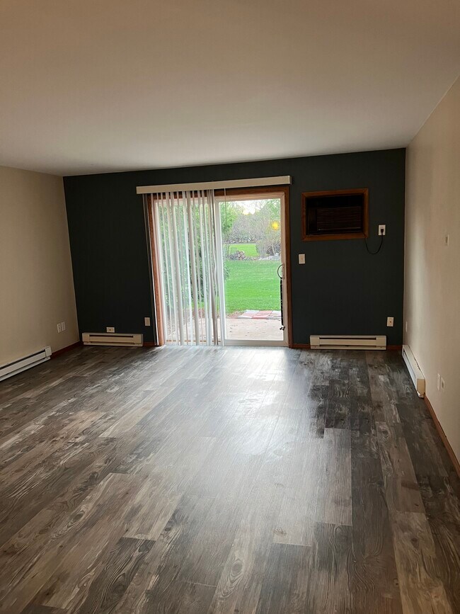 Living room, AC unit built in - 935 Shamrock Ct