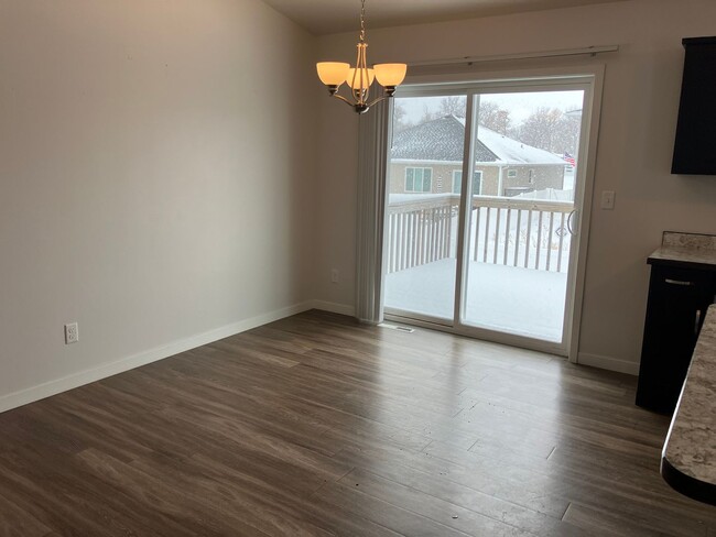 Building Photo - 4 Bed 3 Bath