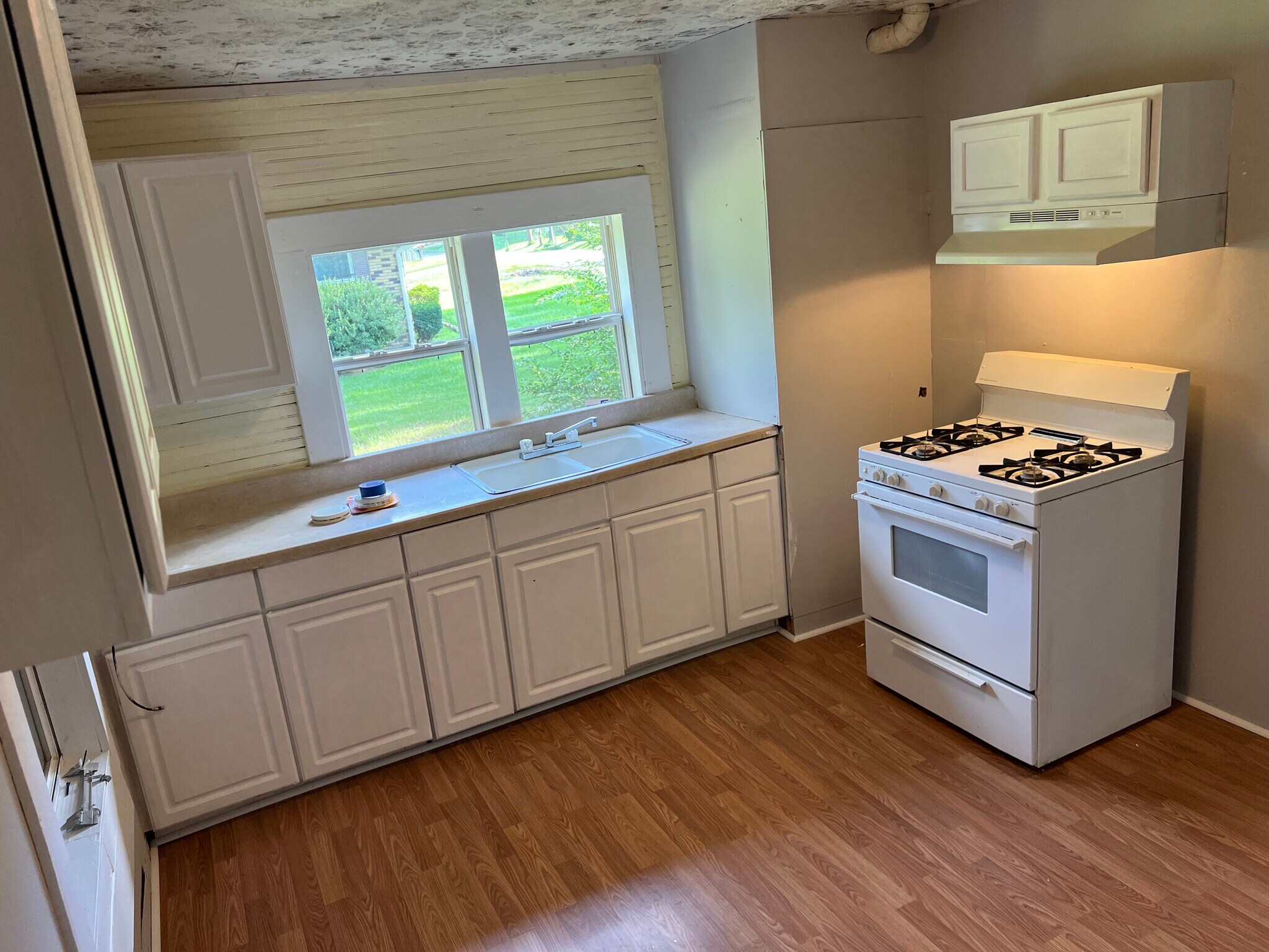 Kitchen - 607 John D Shaw St