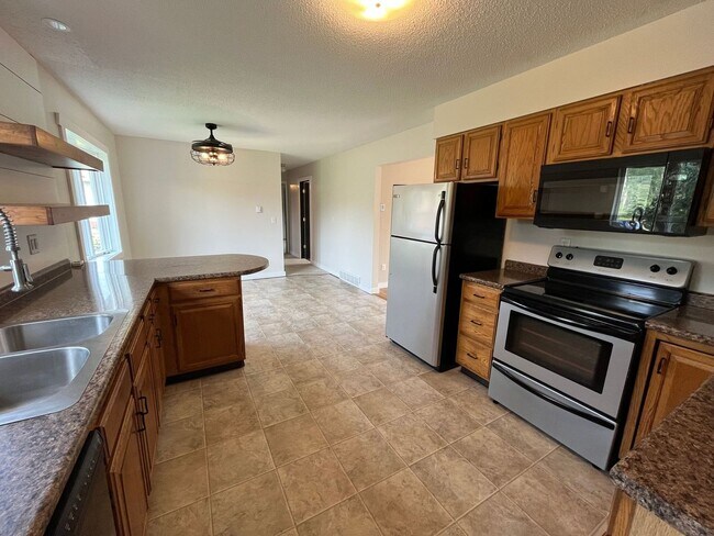 Building Photo - Beautiful 3 Bedroom Home in Alborn