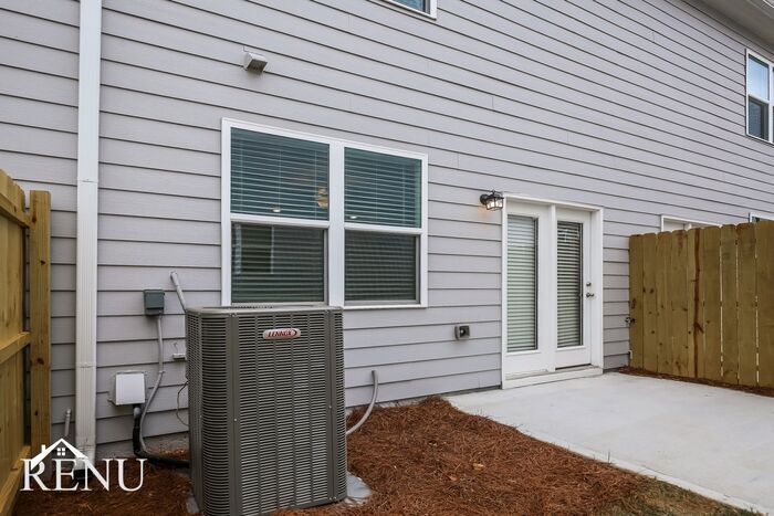 Building Photo - 3094 Calcutta St